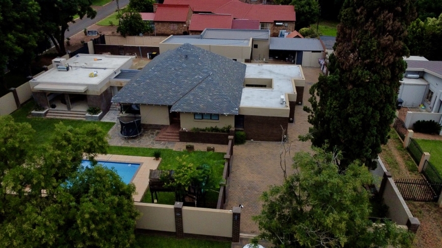 6 Bedroom Property for Sale in Waverley Gauteng