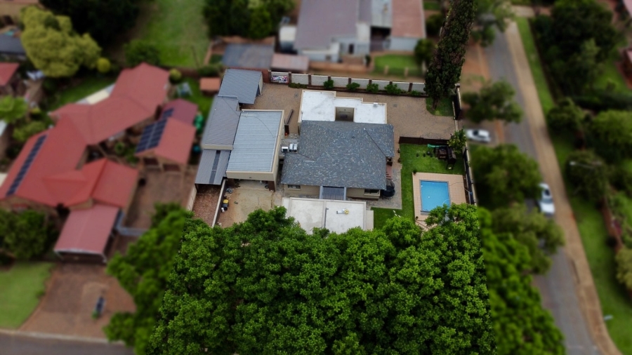 6 Bedroom Property for Sale in Waverley Gauteng