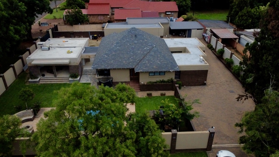 6 Bedroom Property for Sale in Waverley Gauteng