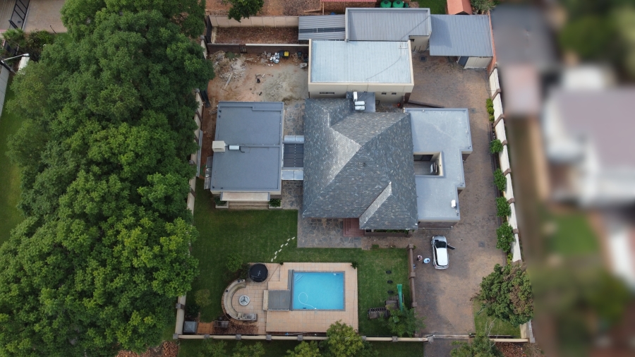 6 Bedroom Property for Sale in Waverley Gauteng