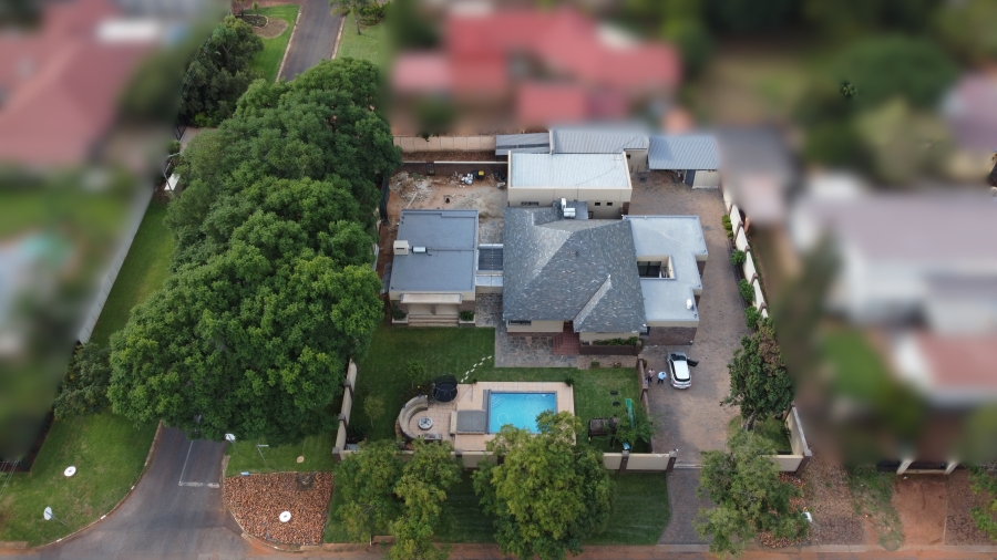 6 Bedroom Property for Sale in Waverley Gauteng