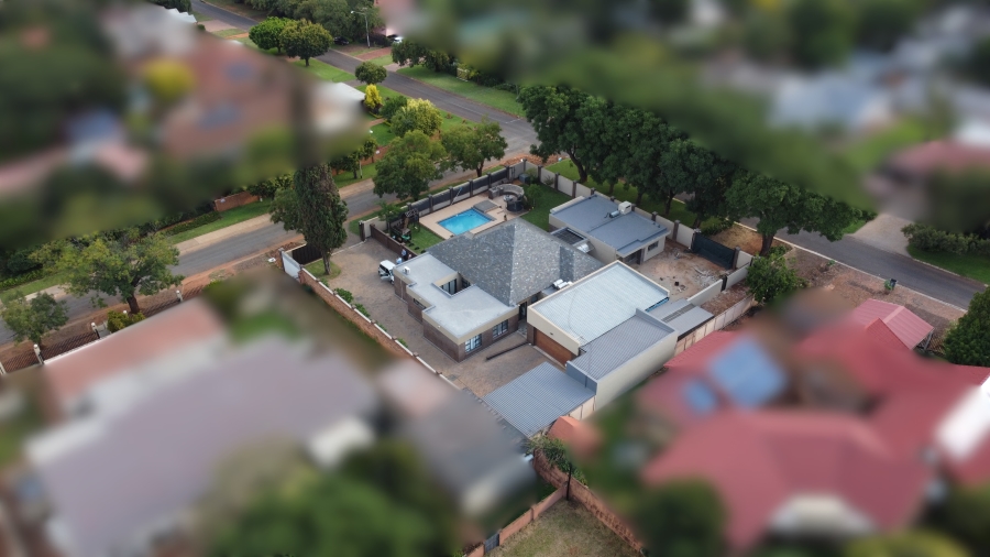 6 Bedroom Property for Sale in Waverley Gauteng