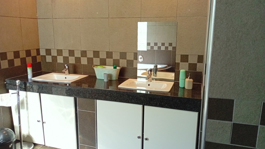 5 Bedroom Property for Sale in Walker Fruit Farms Gauteng