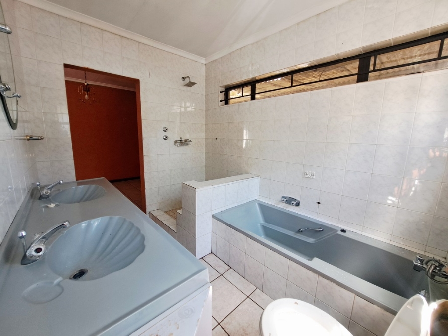 To Let 4 Bedroom Property for Rent in Brackendowns Gauteng