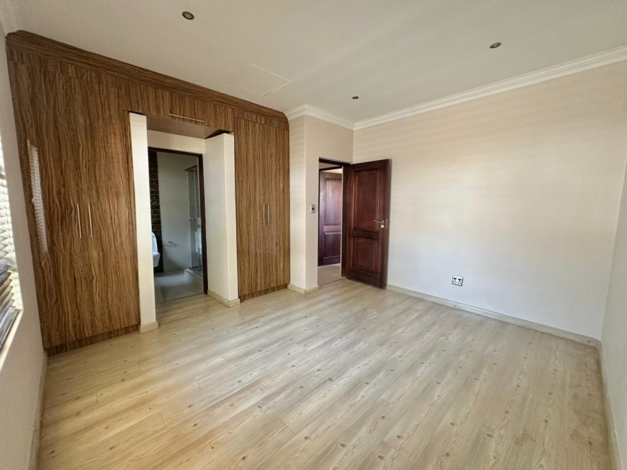 5 Bedroom Property for Sale in Monavoni Gauteng