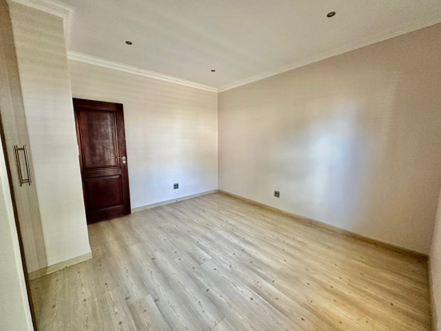 5 Bedroom Property for Sale in Monavoni Gauteng