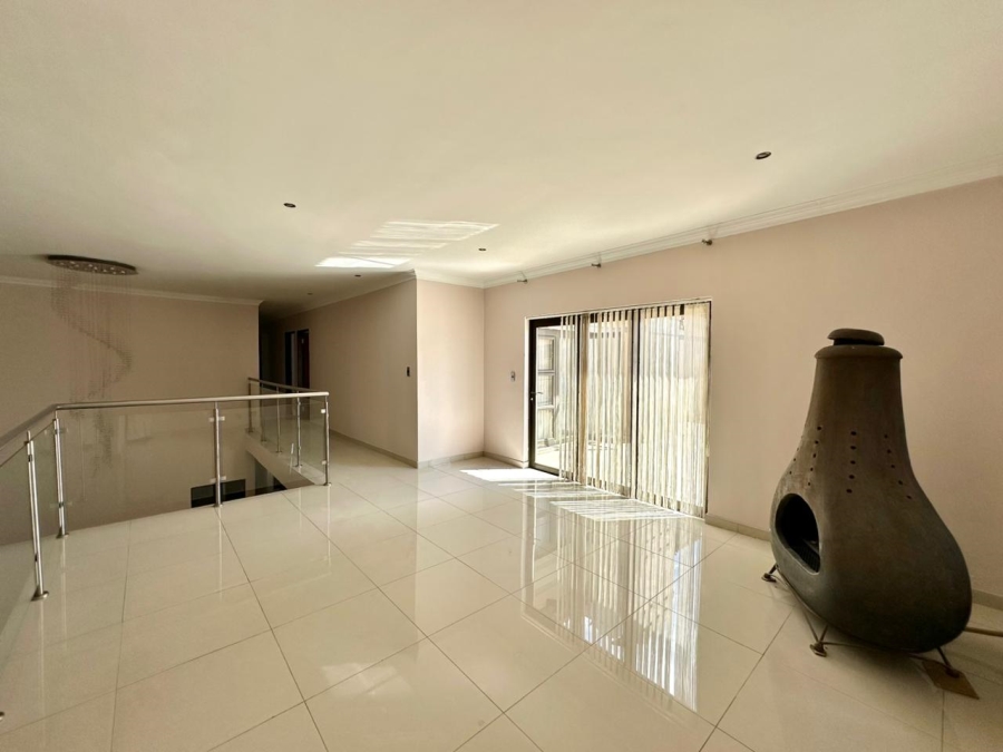 5 Bedroom Property for Sale in Monavoni Gauteng