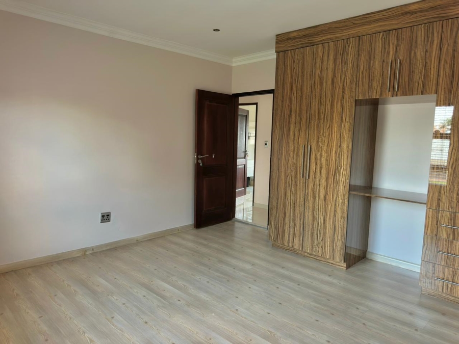 5 Bedroom Property for Sale in Monavoni Gauteng