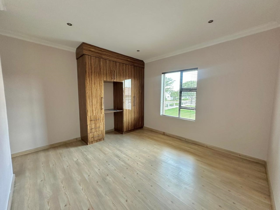 5 Bedroom Property for Sale in Monavoni Gauteng