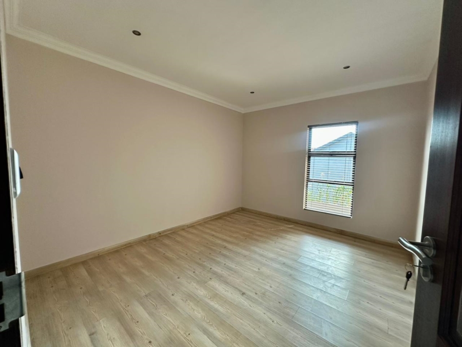 5 Bedroom Property for Sale in Monavoni Gauteng