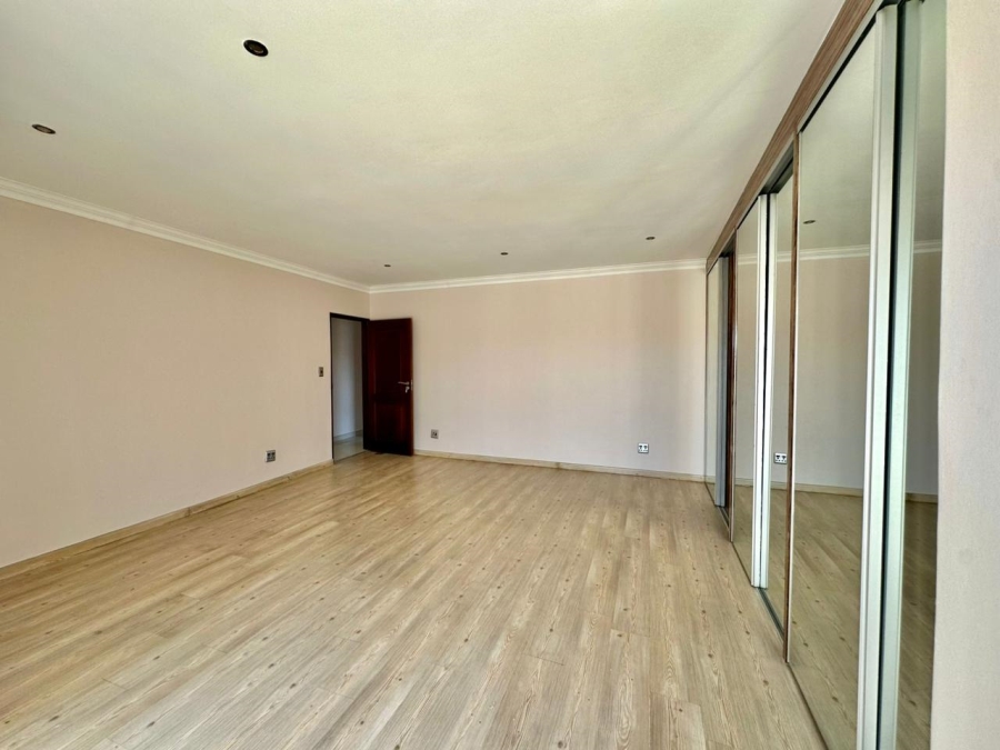 5 Bedroom Property for Sale in Monavoni Gauteng