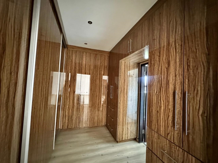 5 Bedroom Property for Sale in Monavoni Gauteng