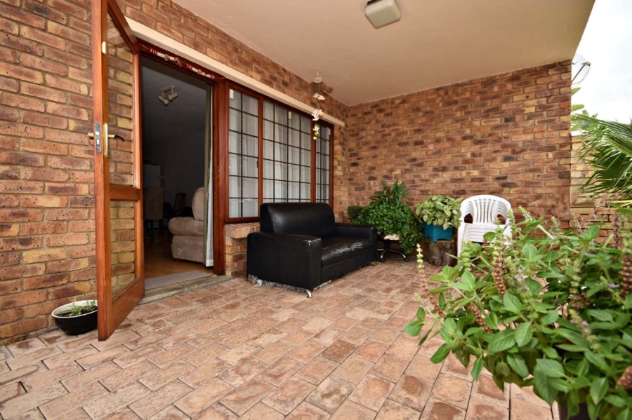 To Let 2 Bedroom Property for Rent in Bromhof Gauteng