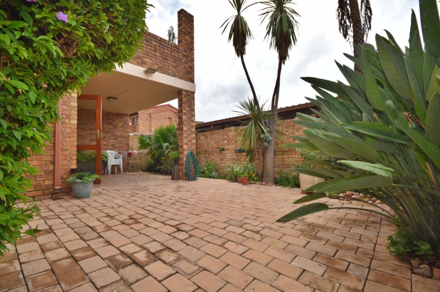 To Let 2 Bedroom Property for Rent in Bromhof Gauteng