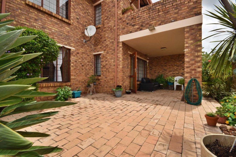 To Let 2 Bedroom Property for Rent in Bromhof Gauteng