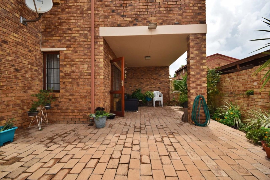 To Let 2 Bedroom Property for Rent in Bromhof Gauteng