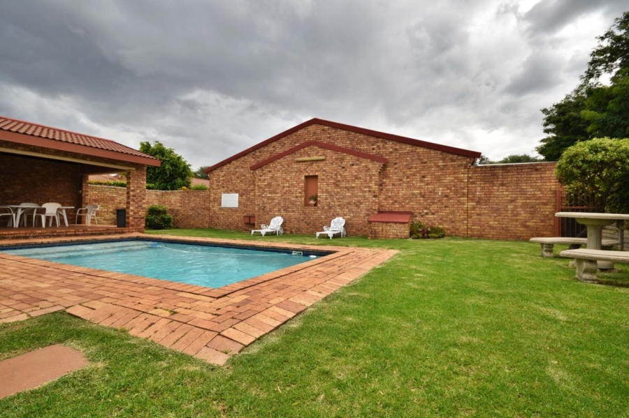To Let 2 Bedroom Property for Rent in Bromhof Gauteng