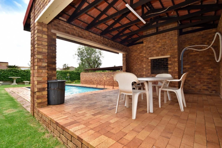 To Let 2 Bedroom Property for Rent in Bromhof Gauteng