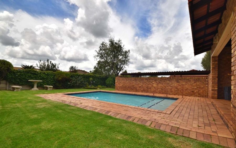 To Let 2 Bedroom Property for Rent in Bromhof Gauteng