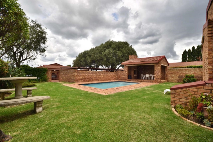 To Let 2 Bedroom Property for Rent in Bromhof Gauteng