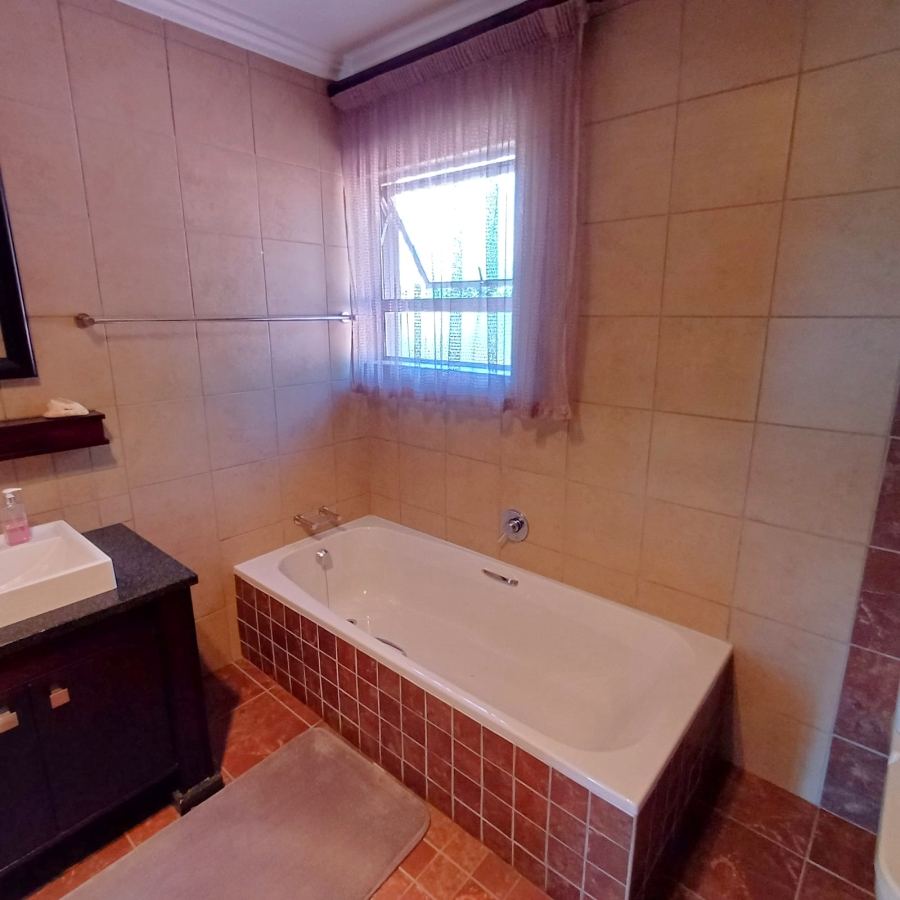 5 Bedroom Property for Sale in Sterkfontein A H Gauteng