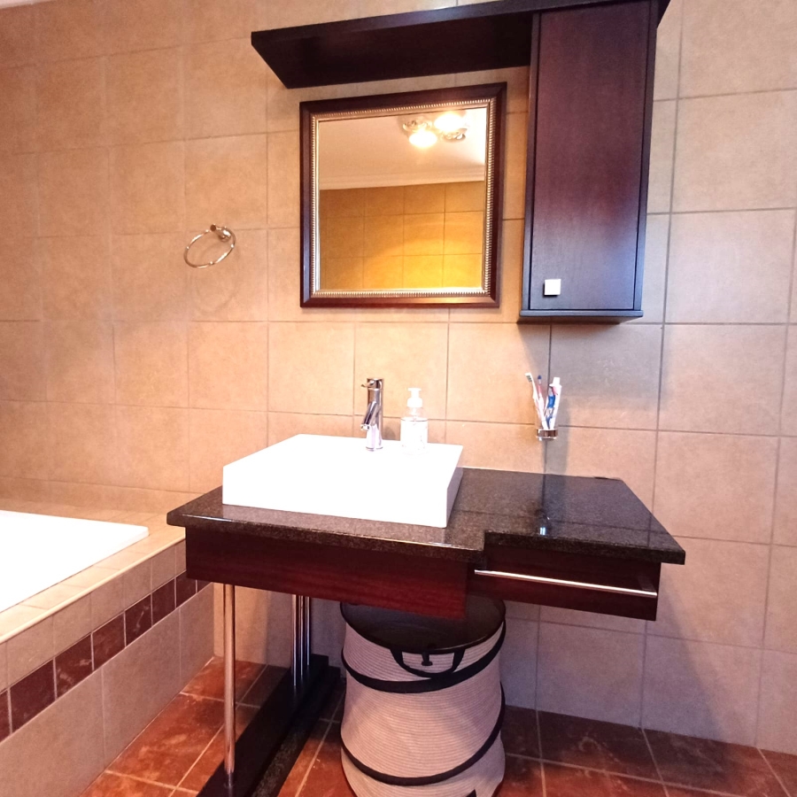 5 Bedroom Property for Sale in Sterkfontein A H Gauteng