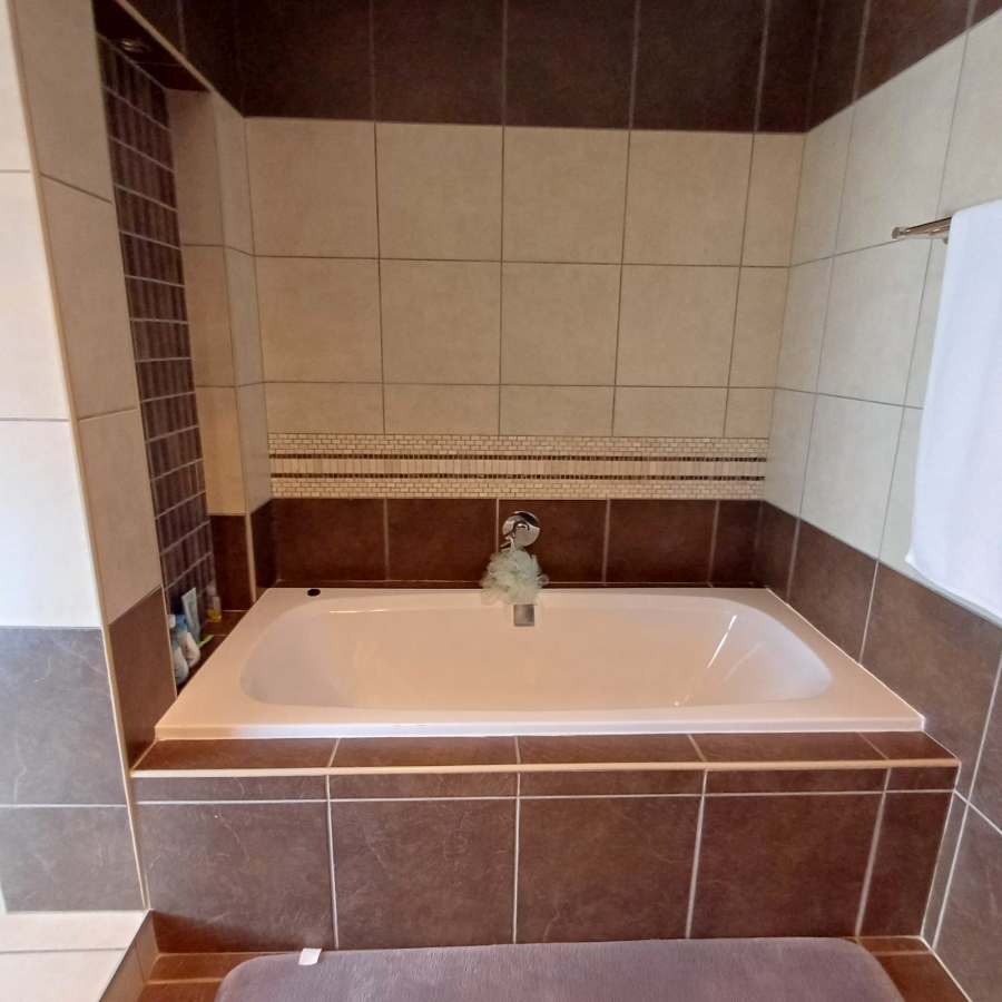 5 Bedroom Property for Sale in Sterkfontein A H Gauteng