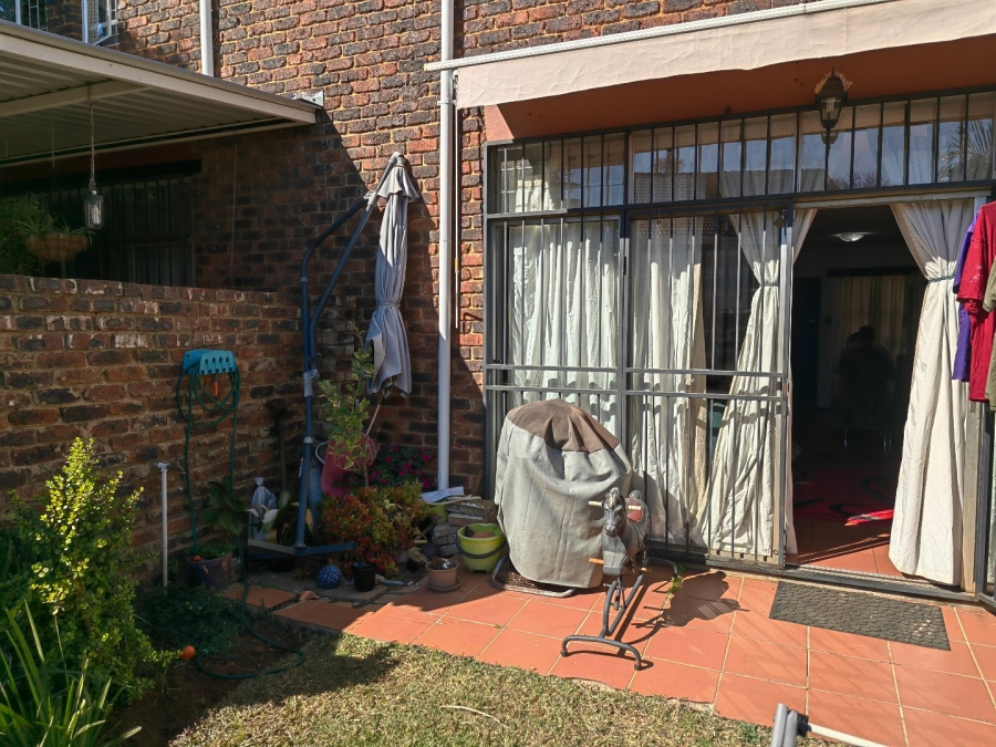 2 Bedroom Property for Sale in Garsfontein Gauteng