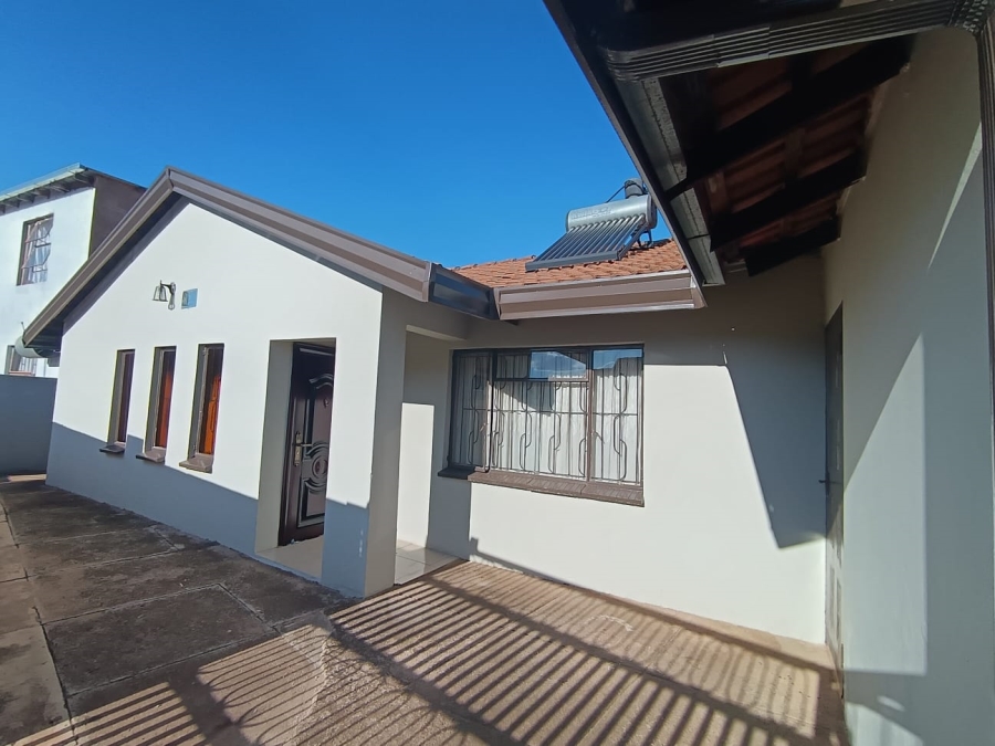 3 Bedroom Property for Sale in Ililiba Gauteng
