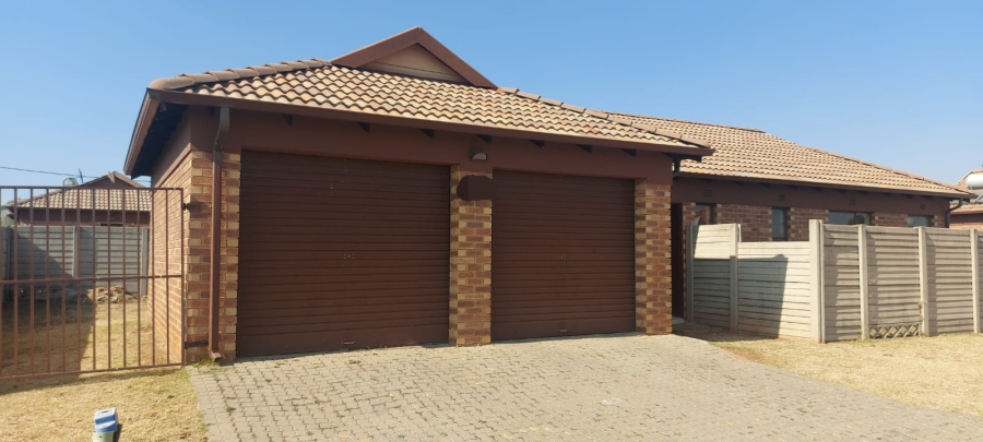 3 Bedroom Property for Sale in Clayville Gauteng