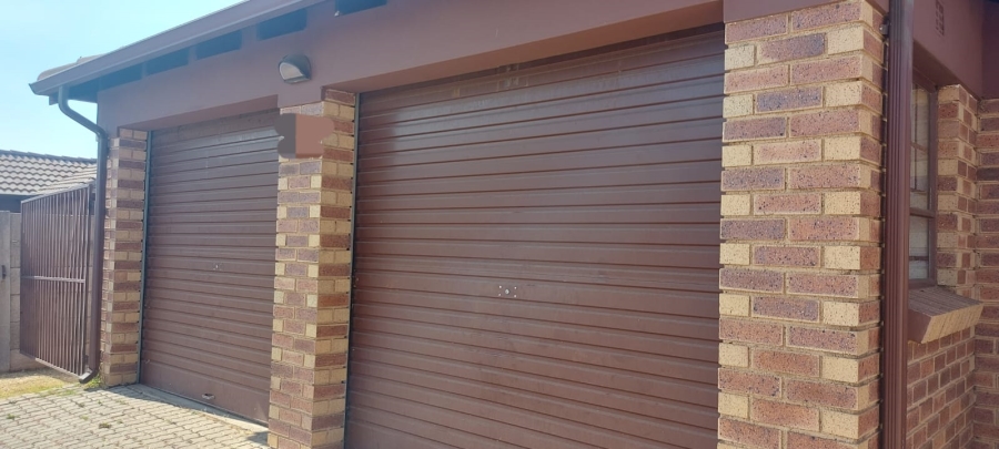 3 Bedroom Property for Sale in Clayville Gauteng