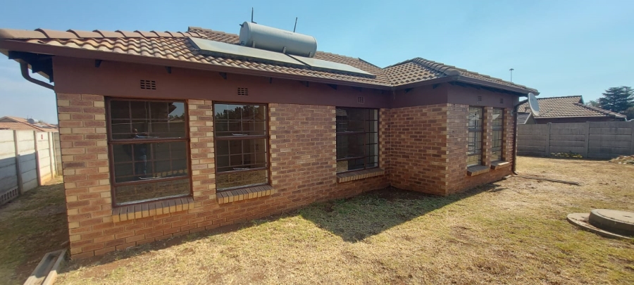 3 Bedroom Property for Sale in Clayville Gauteng