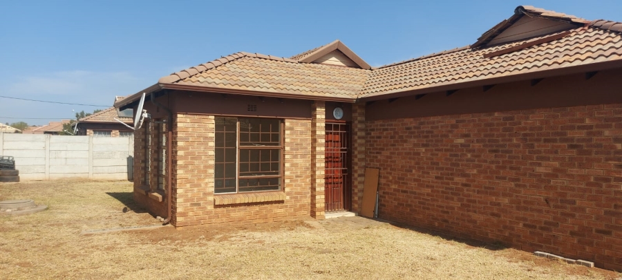 3 Bedroom Property for Sale in Clayville Gauteng