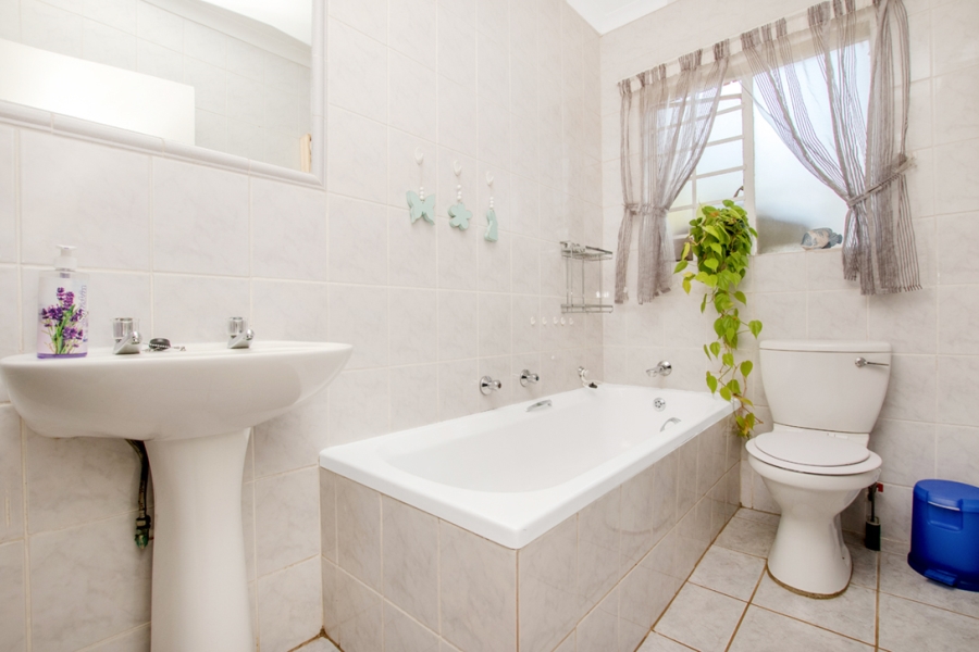 5 Bedroom Property for Sale in Little Falls Gauteng