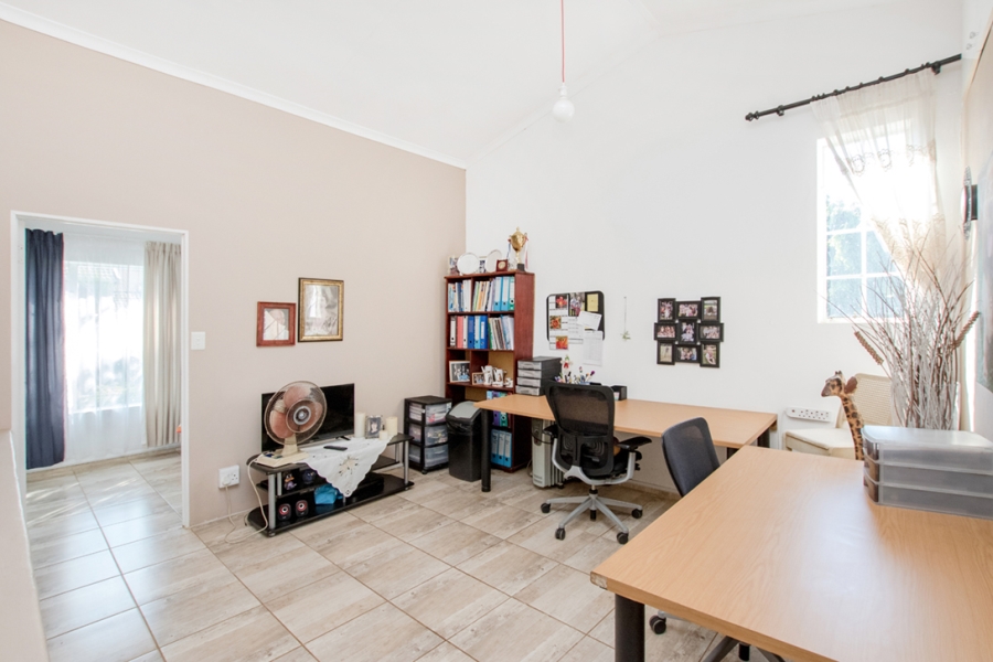 5 Bedroom Property for Sale in Little Falls Gauteng