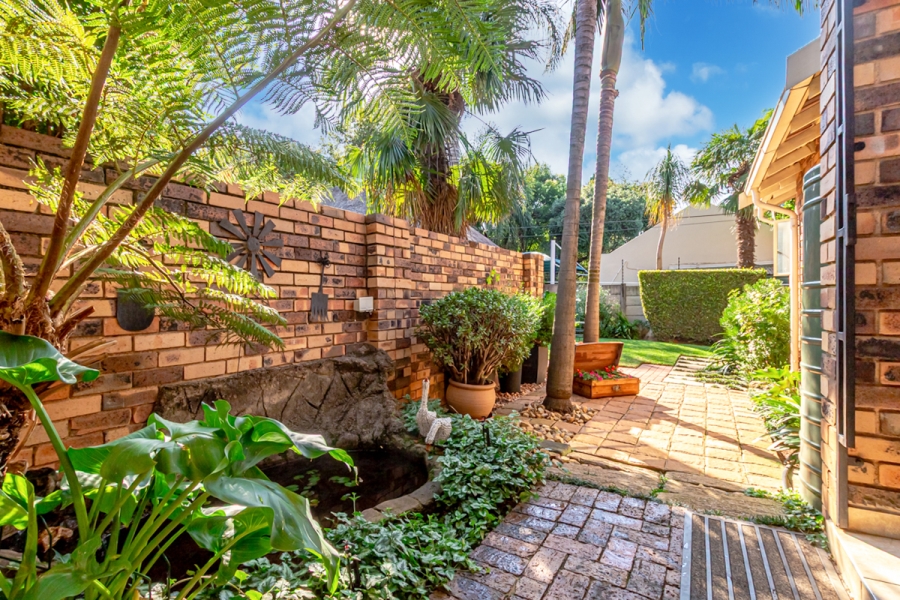 5 Bedroom Property for Sale in Little Falls Gauteng