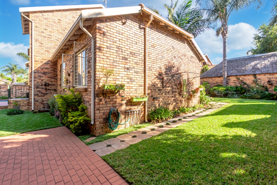 5 Bedroom Property for Sale in Little Falls Gauteng