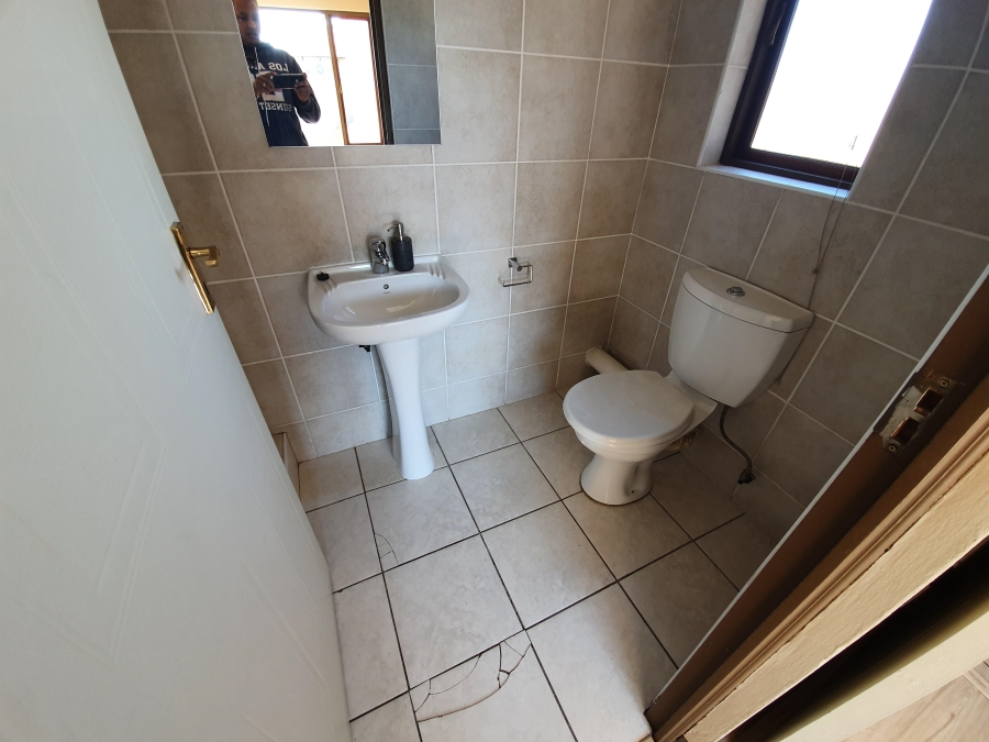 To Let 2 Bedroom Property for Rent in Kyalami Hills Gauteng