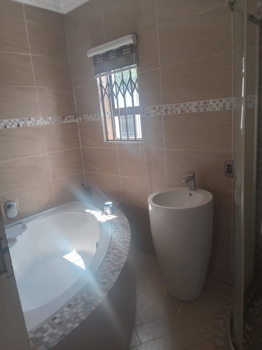 3 Bedroom Property for Sale in Rhodesfield Gauteng