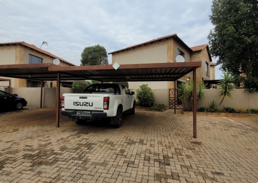 2 Bedroom Property for Sale in Noordheuwel Gauteng