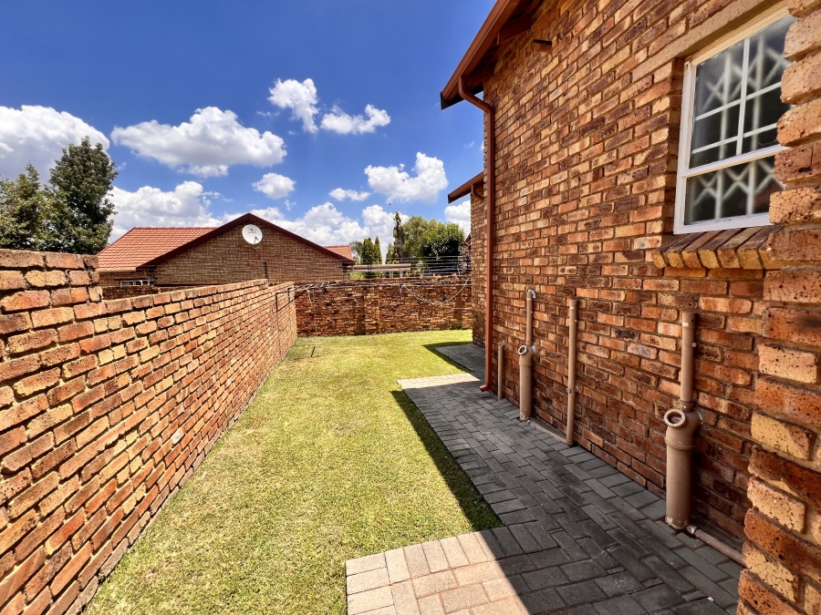 To Let 2 Bedroom Property for Rent in Kyalami Hills Gauteng
