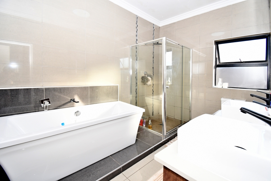 4 Bedroom Property for Sale in Copperleaf Estate Gauteng