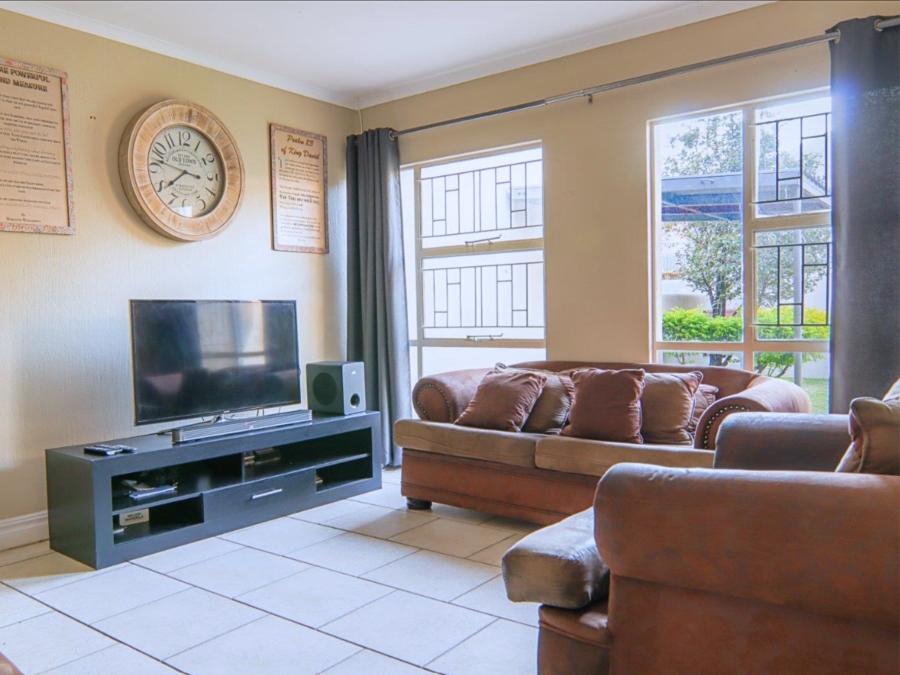 3 Bedroom Property for Sale in Die Hoewes Gauteng