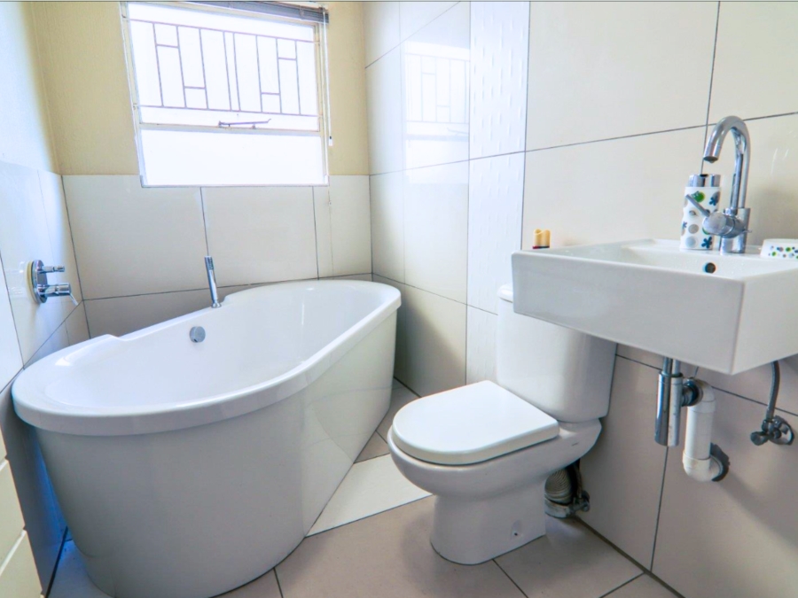 3 Bedroom Property for Sale in Die Hoewes Gauteng