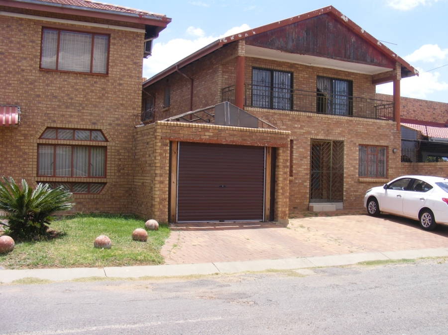 8 Bedroom Property for Sale in Lenasia South Gauteng