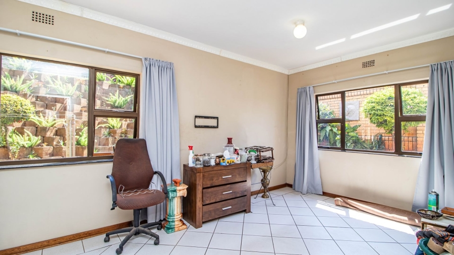 8 Bedroom Property for Sale in Observatory Gauteng