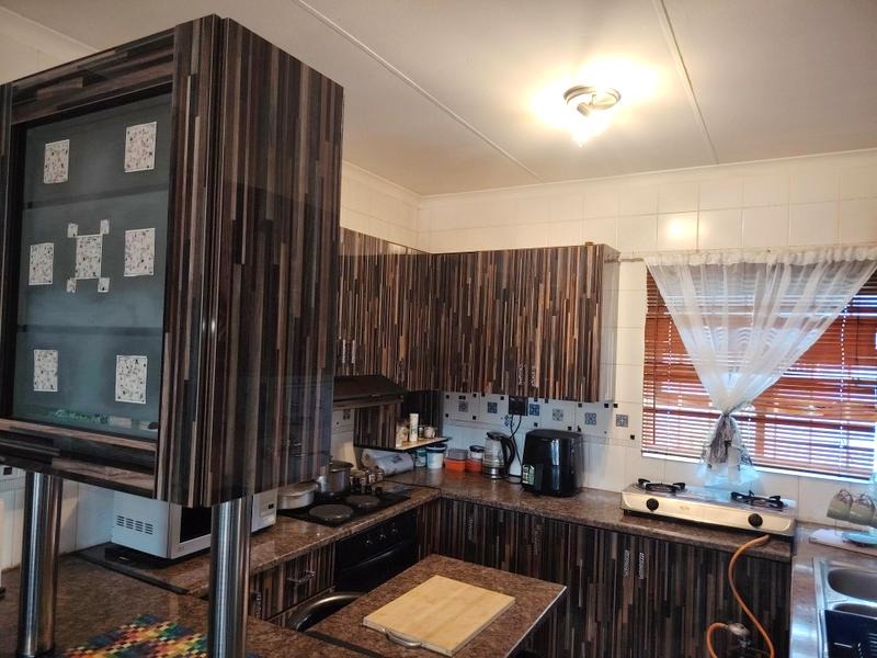 2 Bedroom Property for Sale in Glen Marais Gauteng