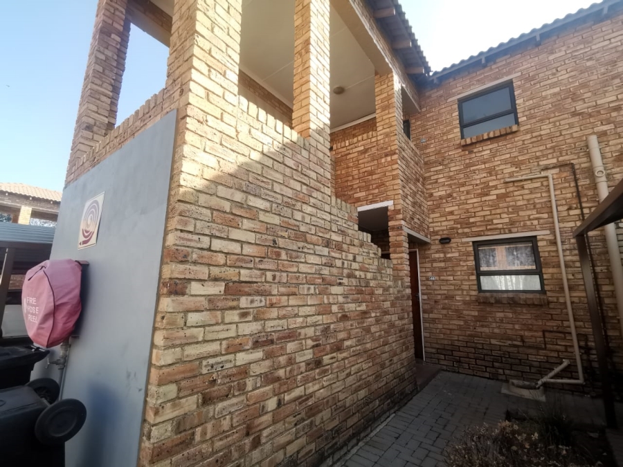 2 Bedroom Property for Sale in Groblerpark Gauteng