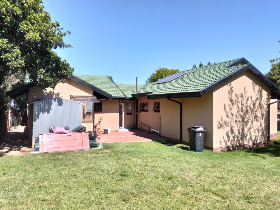 To Let 4 Bedroom Property for Rent in Glen Marais Gauteng
