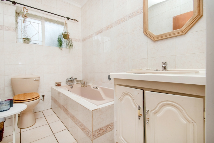 4 Bedroom Property for Sale in Wilro Park Gauteng